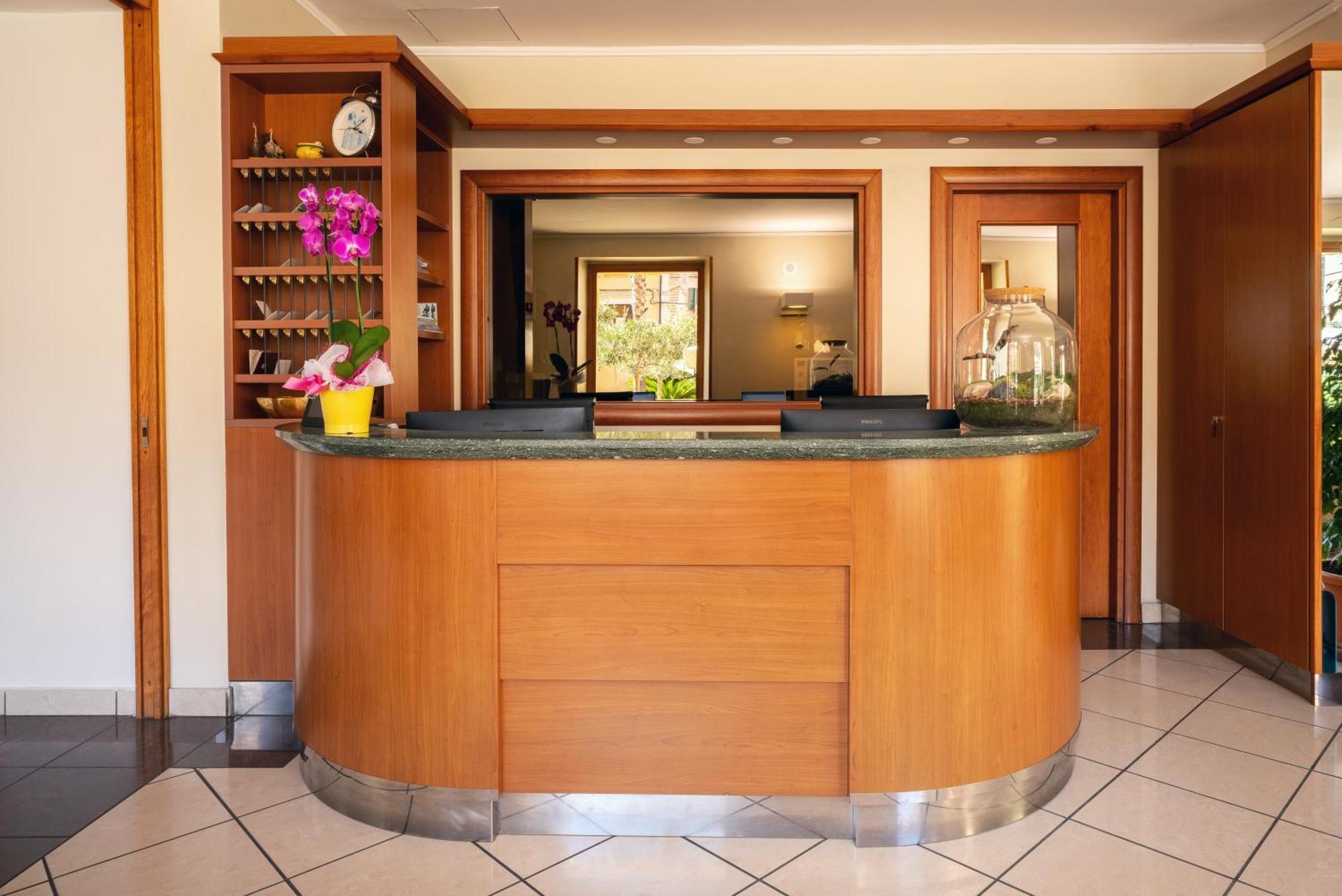 Hotel Careni Villa Italia Finale Ligure Exterior photo